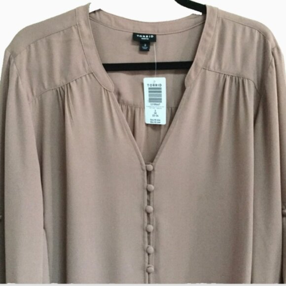 Torrid Women Size 3 3x 22-24 Tan Taupe Harper Blouse Top V-neck Button Front - Picture 4 of 10